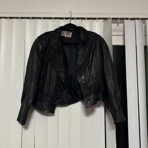 G-III Vintage 80s Cropped Black Leather Jacket with Embossed Texture